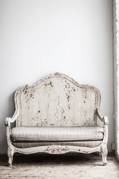 White textile classical style sofa in vintage room. White old ba — Stock Photo, Image