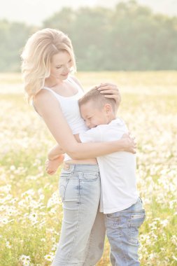 Anne oğlu ile eğleniyor papatya çiçeği alan 