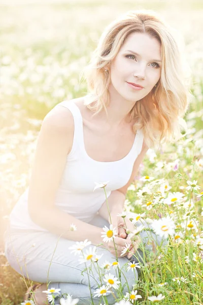 Beautiful woman enjoying daisy field, nice female lying down in — Stock Photo, Image