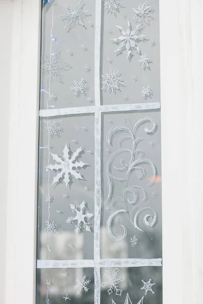 Los patrones blancos pintados sobre el cristal de la ventana de la tienda. Decoración f — Foto de Stock