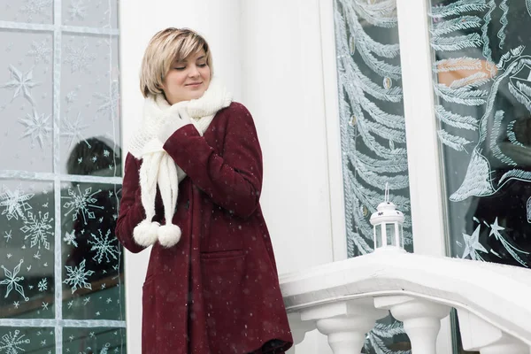 Smiling girl in red coat, and winter clothes - winter hat and wo — Stock Photo, Image