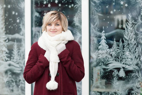 Smiling girl in red coat, and winter clothes - winter hat and wo — Stock Photo, Image