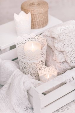 Rahat yün kış aksesuar. Sıcak kazak mum ve ahşap tepsi