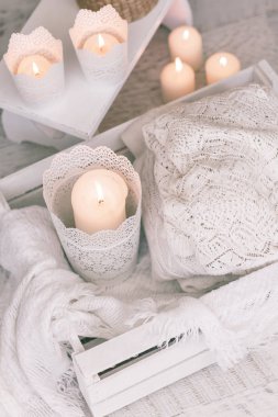 Rahat yün kış aksesuar. Sıcak kazak mum ve ahşap tepsi