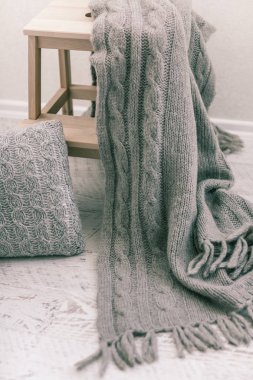 Rahat yün kış aksesuar. Sıcak kazak mum ve ahşap tepsi