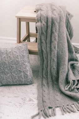 Rahat yün kış aksesuar. Sıcak kazak mum ve ahşap tepsi