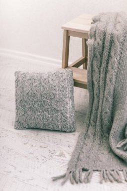 Rahat yün kış aksesuar. Sıcak kazak mum ve ahşap tepsi