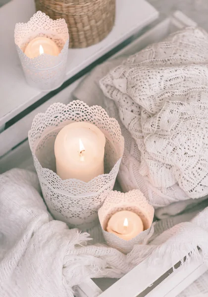 舒适的羊毛冬季配件。暖和的毛衣蜡烛和木托盘 — 图库照片