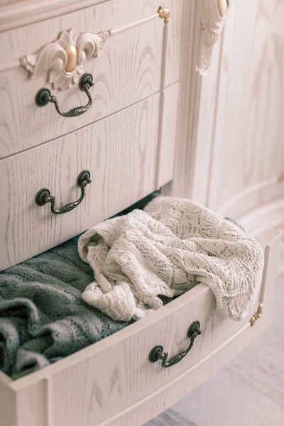 Acogedor accesorio de invierno de lana. Suéteres cálidos vela y bandeja de madera —  Fotos de Stock