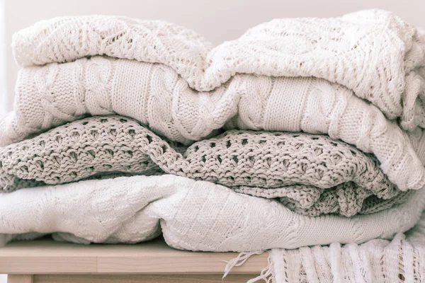 Acogedor accesorio de invierno de lana. Suéteres cálidos vela y bandeja de madera —  Fotos de Stock