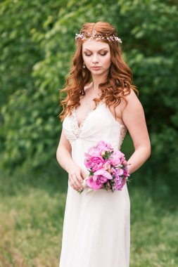 Bahçede beyaz elbiseli güzel gelin