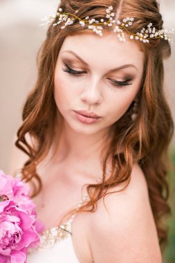 Açık havada güzel kadın Kızıl saçlı ve parlak anne portresi