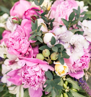 Düğün buketi, pembe Şakayık, orkide ve David Austin gül