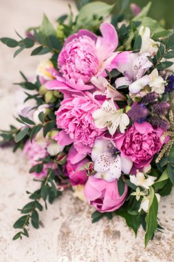 Düğün buketi, pembe Şakayık, orkide ve David Austin gül