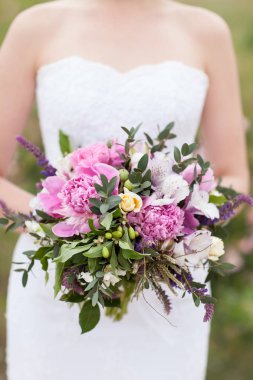 Düğün buketi, pembe Şakayık, orkide ve David Austin gül