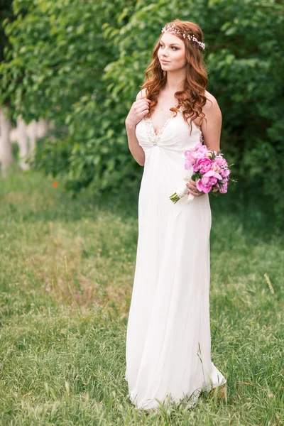 Beautiful bride in white dress in the garden — Stock Photo, Image