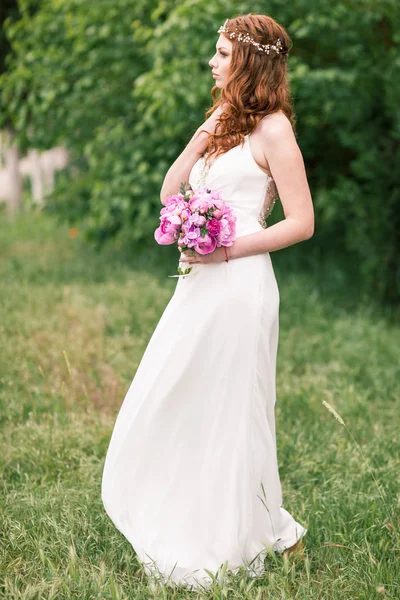 Belle mariée en robe blanche dans le jardin — Photo