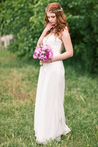 Belle mariée en robe blanche dans le jardin — Photo