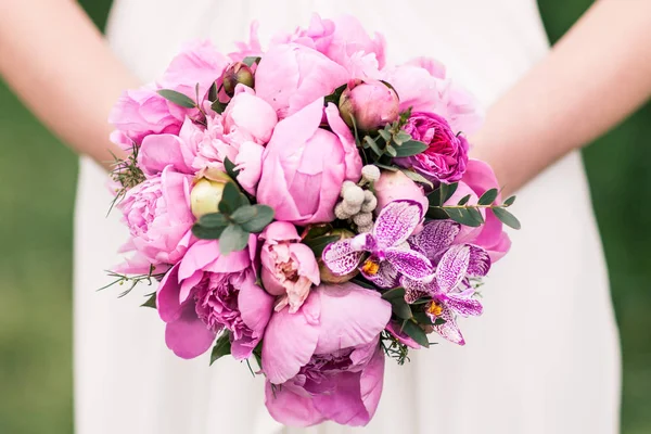 Bröllop bukett, rosa pion, orkidé och David Austin ros — Stockfoto
