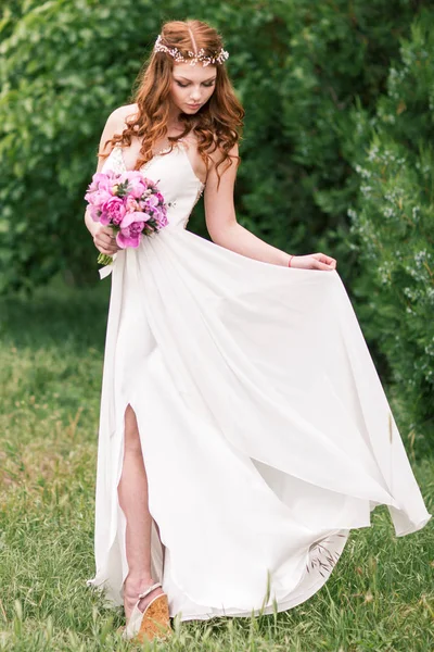 庭の白いドレスの美しい花嫁 — ストック写真