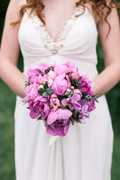 Düğün buketi, pembe Şakayık, orkide ve David Austin gül — Stok fotoğraf