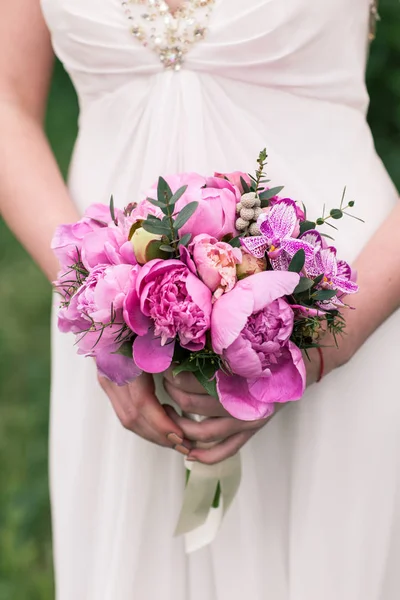 Ramo de bodas, peonía rosa, orquídea y David Austin Rose —  Fotos de Stock