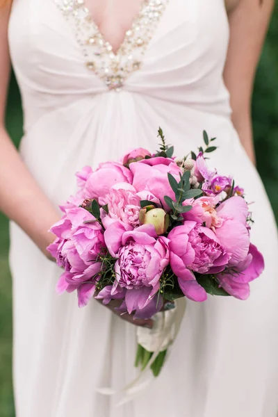 Düğün buketi, pembe Şakayık, orkide ve David Austin gül — Stok fotoğraf