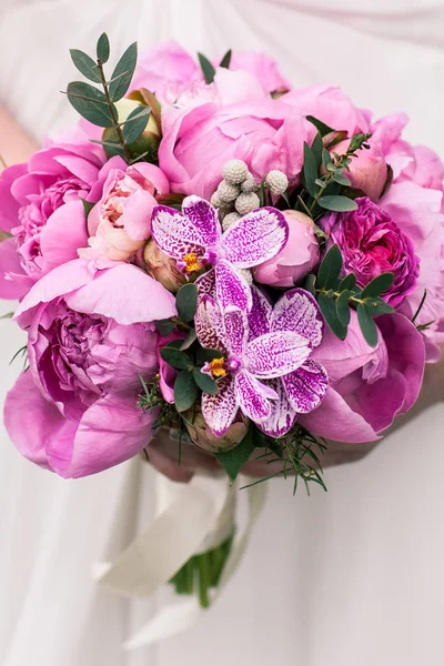 Ramo de bodas, peonía rosa, orquídea y David Austin Rose — Foto de Stock