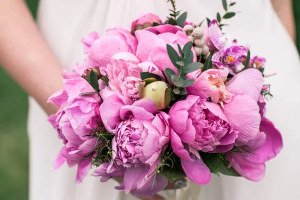 Hochzeitsstrauß, rosa Pfingstrose, Orchidee und david austin rose — Stockfoto