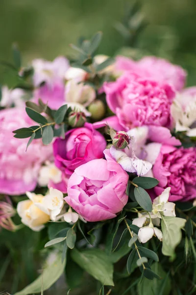 婚礼花束、 粉色牡丹、 兰花和戴维 · 奥斯汀罗斯 — 图库照片