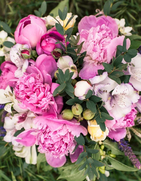 Hochzeitsstrauß, rosa Pfingstrose, Orchidee und david austin rose — Stockfoto