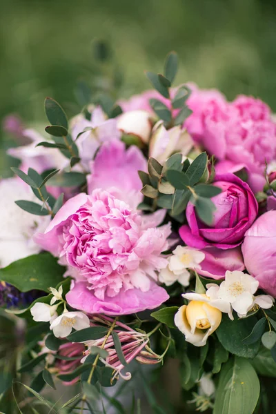 Bouquet de mariage, pivoine rose, orchidée et David Austin Rose — Photo