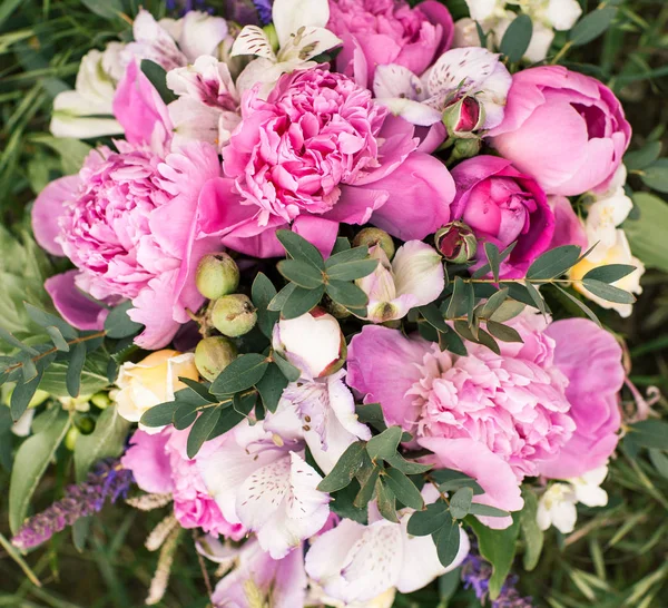 Γαμήλια ανθοδέσμη, ροζ παιωνία, ορχιδέα και David Austin τριαντάφυλλο — Φωτογραφία Αρχείου