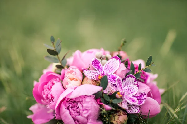 Düğün buketi, pembe Şakayık, orkide ve David Austin gül — Stok fotoğraf