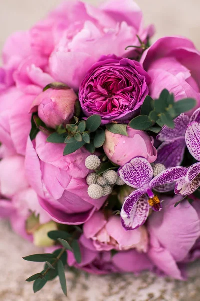 Hochzeitsstrauß, rosa Pfingstrose, Orchidee und david austin rose — Stockfoto