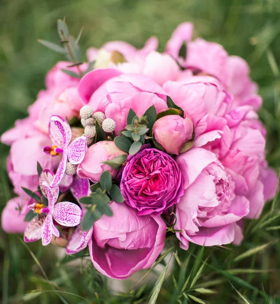 Wedding Bouquet, Pink Peony, Orchid and David Austin Rose — Stock Photo, Image