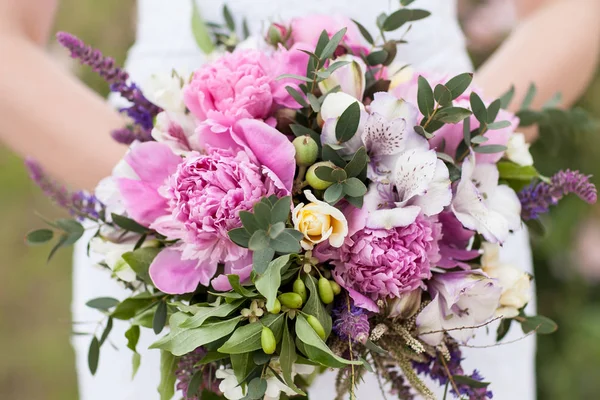 Buquê de casamento, Peônia rosa, Orquídea e David Austin Rose — Fotografia de Stock