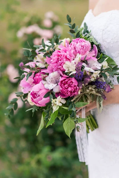 Hochzeitsstrauß, rosa Pfingstrose, Orchidee und david austin rose — Stockfoto