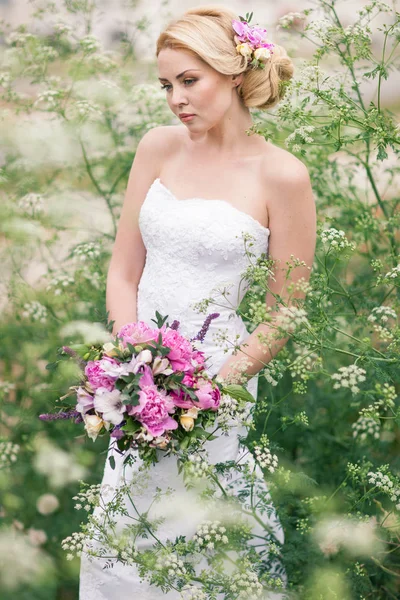 Bela noiva em vestido branco no jardim — Fotografia de Stock