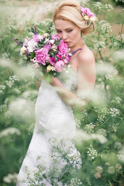 Beautiful bride in white dress in the garden — Stock Photo, Image