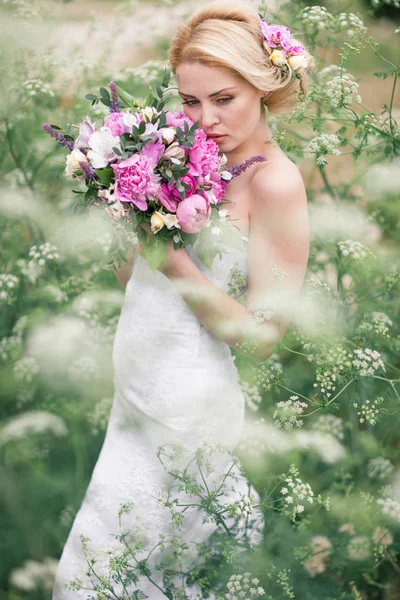 Belle mariée en robe blanche dans le jardin — Photo