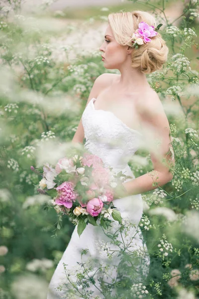 Beautiful bride in white dress in the garden — Stock Photo, Image