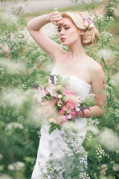 Hermosa novia en vestido blanco en el jardín —  Fotos de Stock