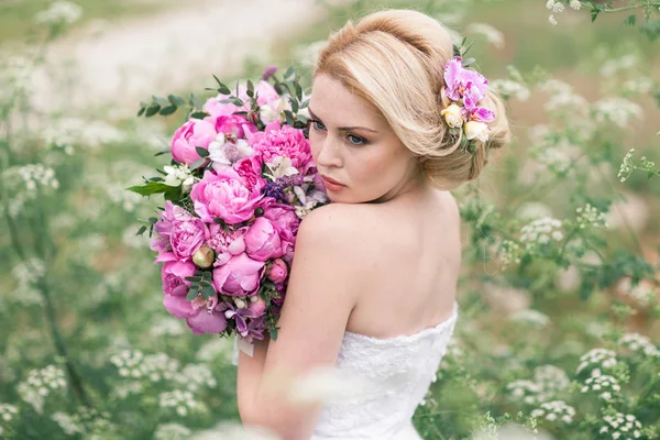 庭の白いドレスの美しい花嫁 — ストック写真