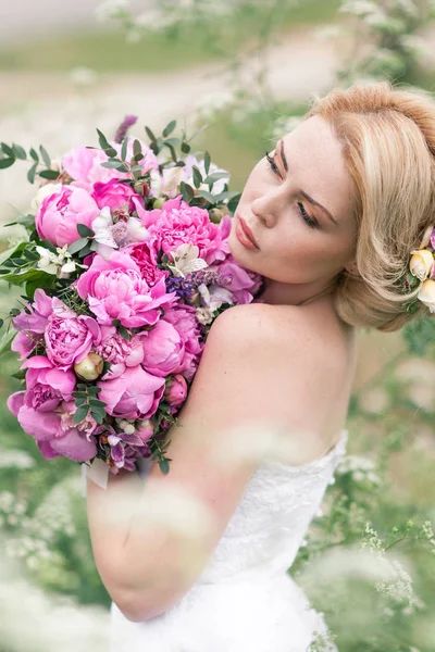 Hermosa novia en vestido blanco en el jardín —  Fotos de Stock