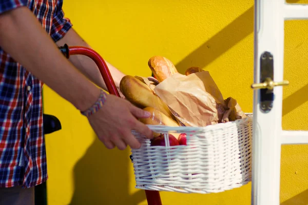 El hombre sale de una panadería. Toma pan en su mano — Foto de Stock