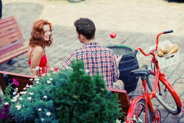 Casal feliz com uma maçã ao ar livre — Fotografia de Stock