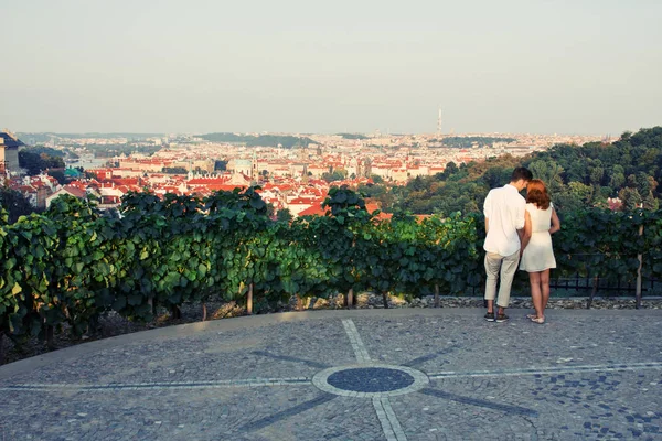 Ungt par promenader i gamla stan i Prag — Stockfoto