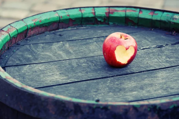 Kırmızı elma ile oyulmuş kalp — Stok fotoğraf
