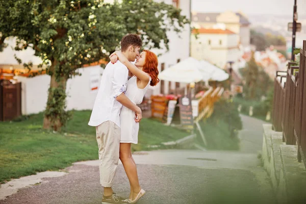 Casal jovem andando na cidade velha de Praga. Abraços felizes — Fotografia de Stock